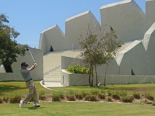 Tamas Janovitz beim Abschlag am Terravusta Golfplatz, im Hintergrund die Tribüne des L'Occitane Open Air Theater