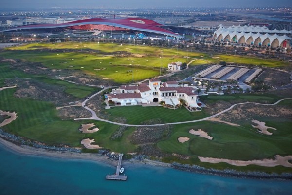 Der Yas Links in Abu Dhabi und im HIntergrund die Ferrariworld und die Formel-1 Strecke